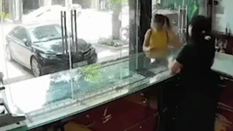 Người phụ nữ cướp giật nhiều vàng của chủ tiệm
