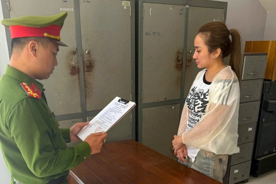 Người phụ nữ giả công an, lừa bạn thân hơn 400 triệu đồng Người phụ nữ giả công an, lừa bạn thân hơn 400 triệu đồng