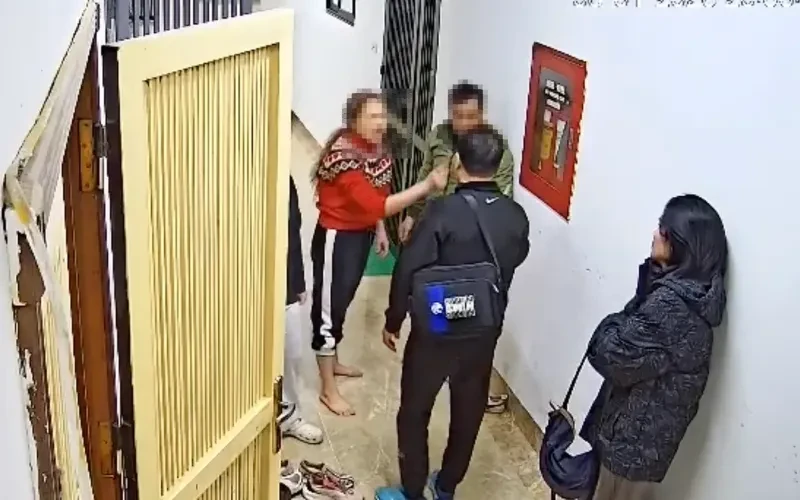 Người phụ nữ hành hung hàng xóm ở Hà Nội hầu toà Người phụ nữ hành hung hàng xóm ở Hà Nội hầu toà