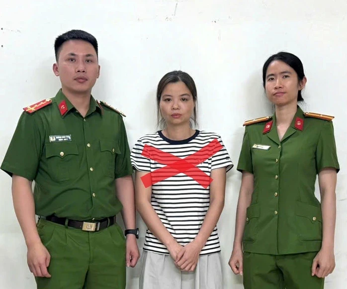 Người phụ nữ làm giả gần 50 giấy chứng nhận quyền sử dụng đất, lừa gần 200 tỉ đồng Người phụ nữ làm giả gần 50 giấy chứng nhận quyền sử dụng đất, lừa gần 200 tỉ đồng