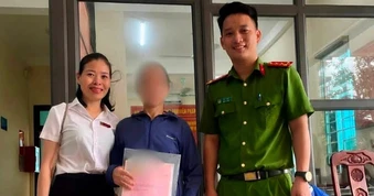 Người phụ nữ mang sổ đỏ đi cầm cố để... nhận quà của bạn trai trên mạng