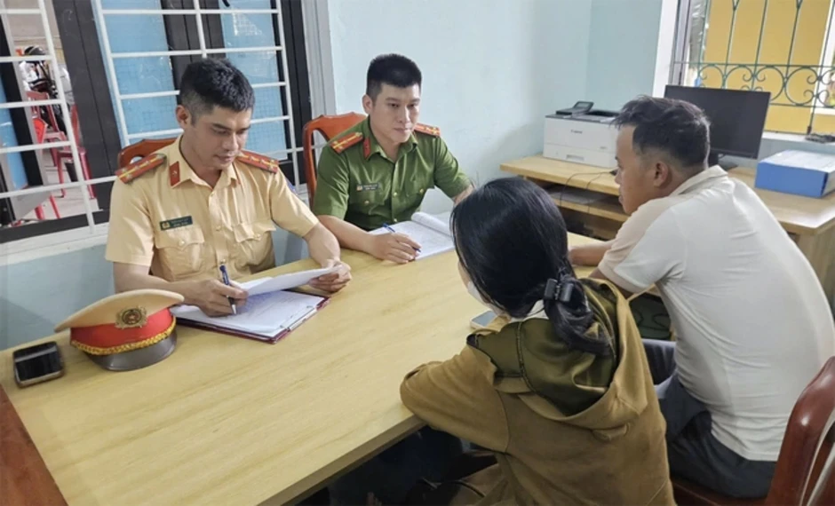 Người phụ nữ nằm giữa đường chặn xe Người phụ nữ nằm giữa đường chặn xe