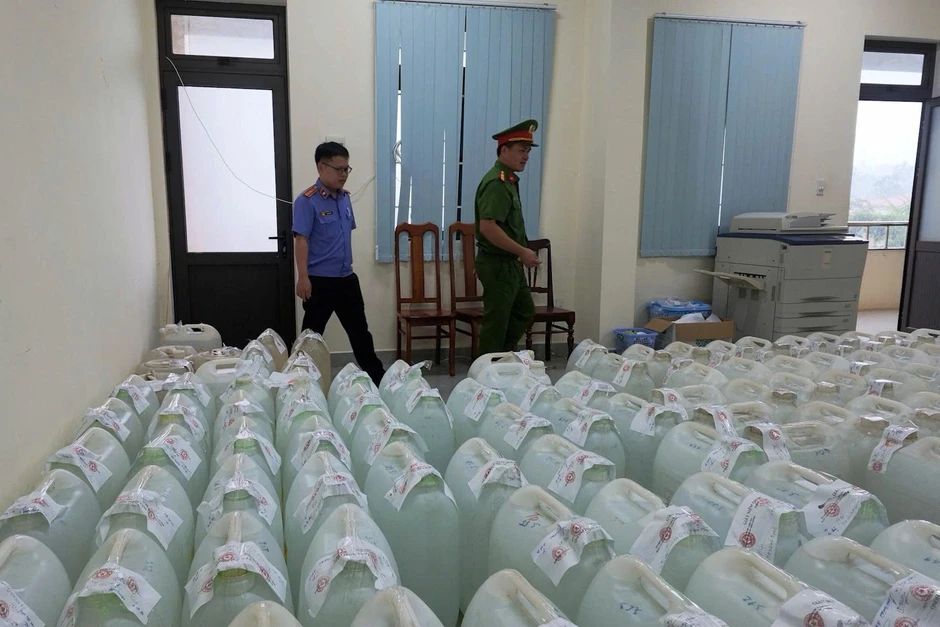 Người phụ nữ "nấu rượu" bằng cách pha hàng trăm lít cồn với nước lã Người phụ nữ "nấu rượu" bằng cách pha hàng trăm lít cồn với nước lã
