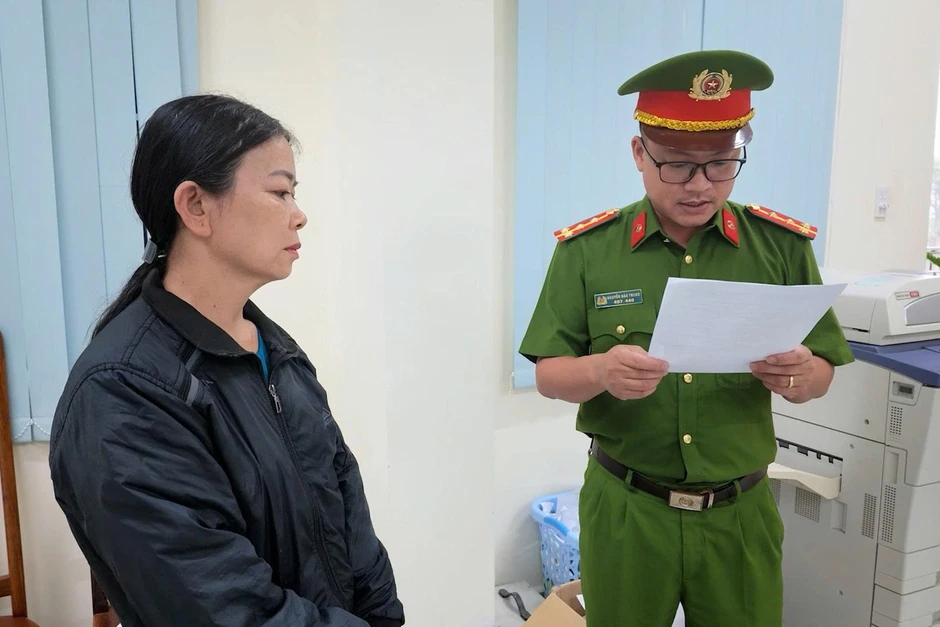 Người phụ nữ "nấu rượu" bằng cách pha hàng trăm lít cồn với nước lã Người phụ nữ "nấu rượu" bằng cách pha hàng trăm lít cồn với nước lã