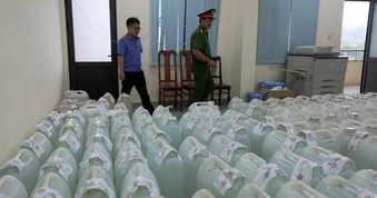 Người phụ nữ "nấu rượu" bằng cách pha hàng trăm lít cồn với nước lã
