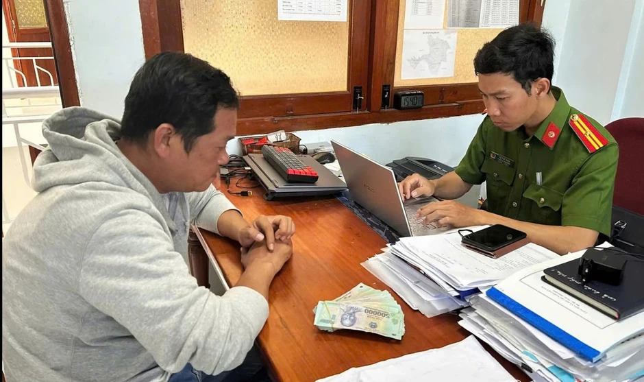 Người phụ nữ rút tiền từ ATM bị theo dõi, móc trộm 90 triệu đồng Người phụ nữ rút tiền từ ATM bị theo dõi, móc trộm 90 triệu đồng