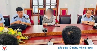 Người phụ nữ tự đóng nước vào vỏ chai nhãn hiệu nổi tiếng, bán gần cổng bệnh viện