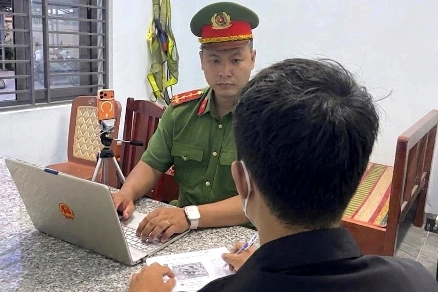 Người thách thức công an ở Khánh Hòa "đố anh bắt được em" công khai xin lỗi Người thách thức công an ở Khánh Hòa "đố anh bắt được em" công khai xin lỗi