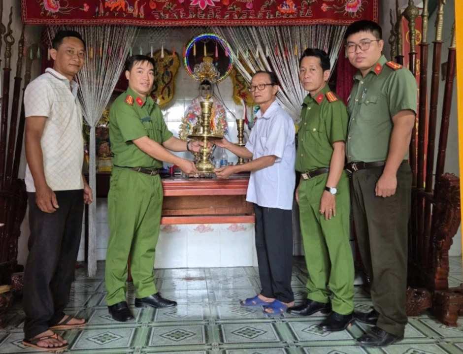 Người trộm nhiều cổ vật trong miếu Bà Chúa Xứ Nguyên Nhung bị bắt Người trộm nhiều cổ vật trong miếu Bà Chúa Xứ Nguyên Nhung bị bắt