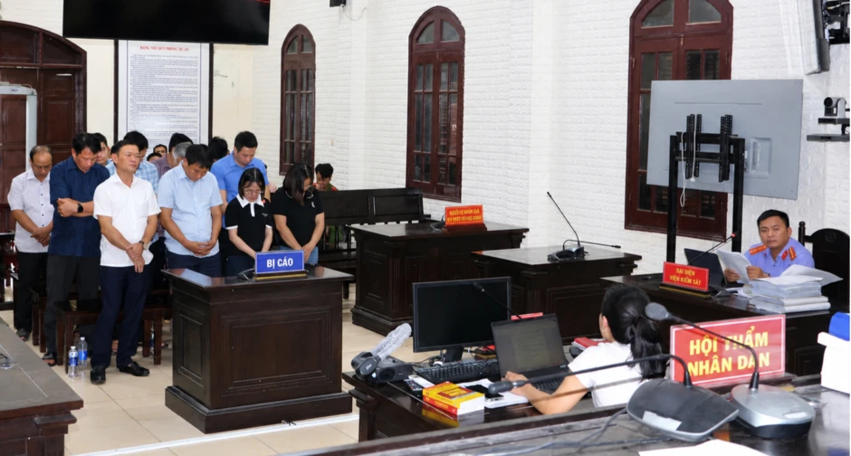 Nguyên Phó Chủ tịch huyện cùng 11 thuộc cấp lĩnh án tù vì đất đai