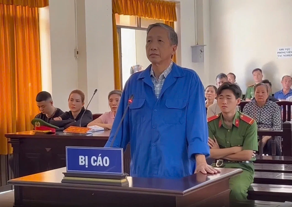 Nguyên Trưởng Công an TP Phú Quốc nói "các bị hại tự ý chuyển tiền" Nguyên Trưởng Công an TP Phú Quốc nói "các bị hại tự ý chuyển tiền"