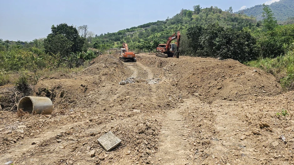 Nhà thầu tự ý đào phá đất của dân ở dự án dẫn nước hồ Sông Chò 1 nói gì? Nhà thầu tự ý đào phá đất của dân ở dự án dẫn nước hồ Sông Chò 1 nói gì?
