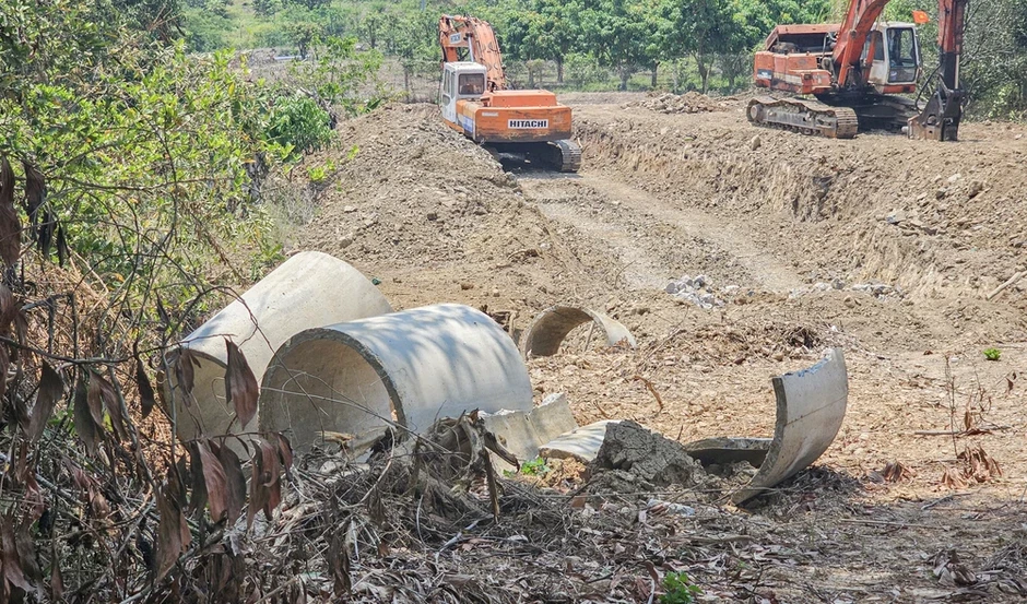 Nhà thầu tự ý đào phá đất của dân ở dự án dẫn nước hồ Sông Chò 1 nói gì? Nhà thầu tự ý đào phá đất của dân ở dự án dẫn nước hồ Sông Chò 1 nói gì?