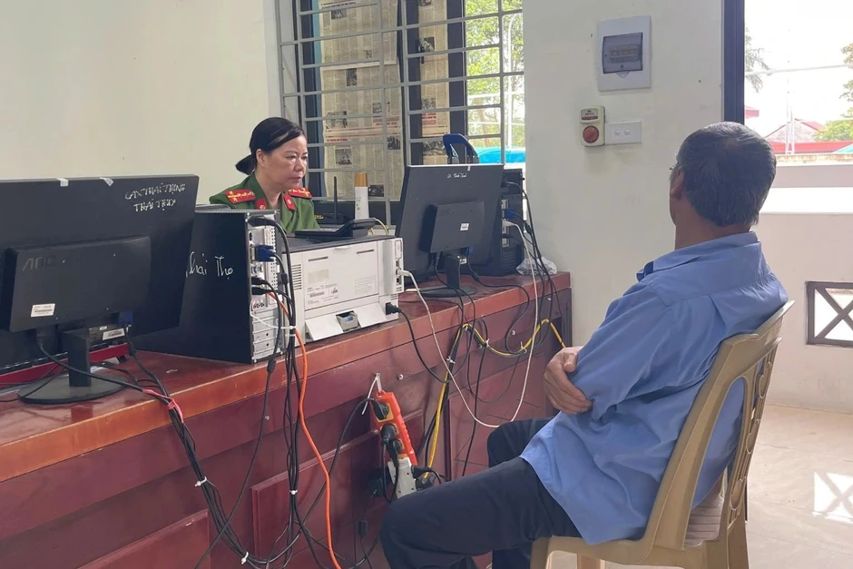Nhắc nhở ông lão ở Hưng Yên chia sẻ thông tin xấu độc trên mạng xã hội Nhắc nhở ông lão ở Hưng Yên chia sẻ thông tin xấu độc trên mạng xã hội
