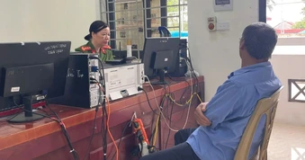 Nhắc nhở ông lão ở Hưng Yên chia sẻ thông tin xấu độc trên mạng xã hội