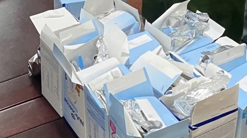 Nhận 9,3 kg ma tuý ngụy trang trong hộp sữa từ châu Âu, lãnh án chung thân Nhận 9,3 kg ma tuý ngụy trang trong hộp sữa từ châu Âu, lãnh án chung thân
