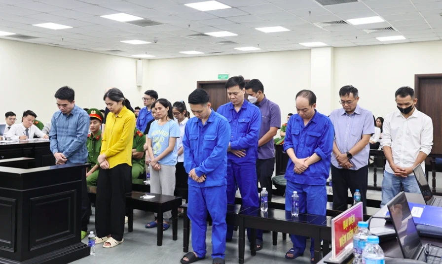 Nhận hối lộ của trùm thực phẩm giả, hai cựu cán bộ hải quan bị tuyên phạt 13 năm tù Nhận hối lộ của trùm thực phẩm giả, hai cựu cán bộ hải quan bị tuyên phạt 13 năm tù