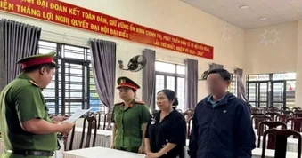 Nhận tiền để làm ngơ cho "vàng tặc", nữ cán bộ công ty lâm nghiệp bị bắt