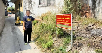 Nhận tin báo đổ rác bậy, Công an phường Đông Hưng Thuận nhanh chóng xử phạt người vi phạm