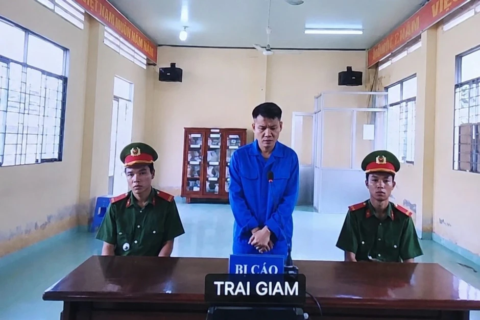 Nhân viên tín dụng tạo tài khoản giả danh "Sếp Giang" lừa hơn 10 tỷ đồng Nhân viên tín dụng tạo tài khoản giả danh "Sếp Giang" lừa hơn 10 tỷ đồng
