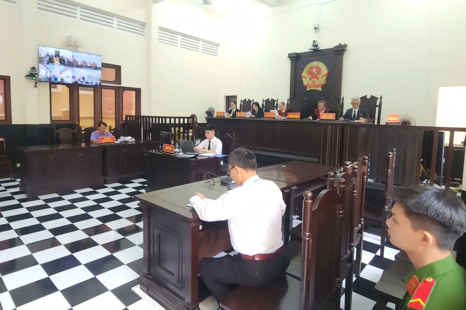 Nhân viên tín dụng tạo tài khoản giả danh "Sếp Giang" lừa hơn 10 tỷ đồng Nhân viên tín dụng tạo tài khoản giả danh "Sếp Giang" lừa hơn 10 tỷ đồng