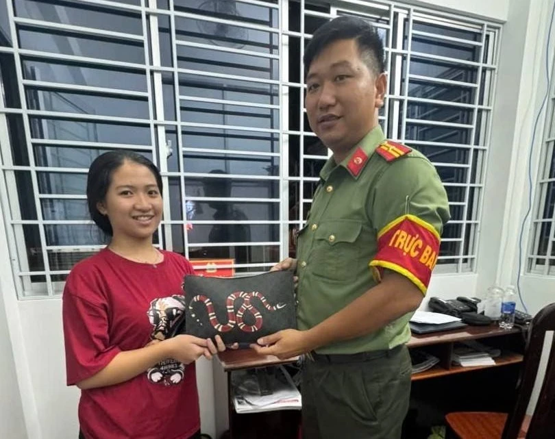 Nhặt được hơn 200 triệu đồng, nữ sinh lớp 8 nhờ công an trả người mất Nhặt được hơn 200 triệu đồng, nữ sinh lớp 8 nhờ công an trả người mất