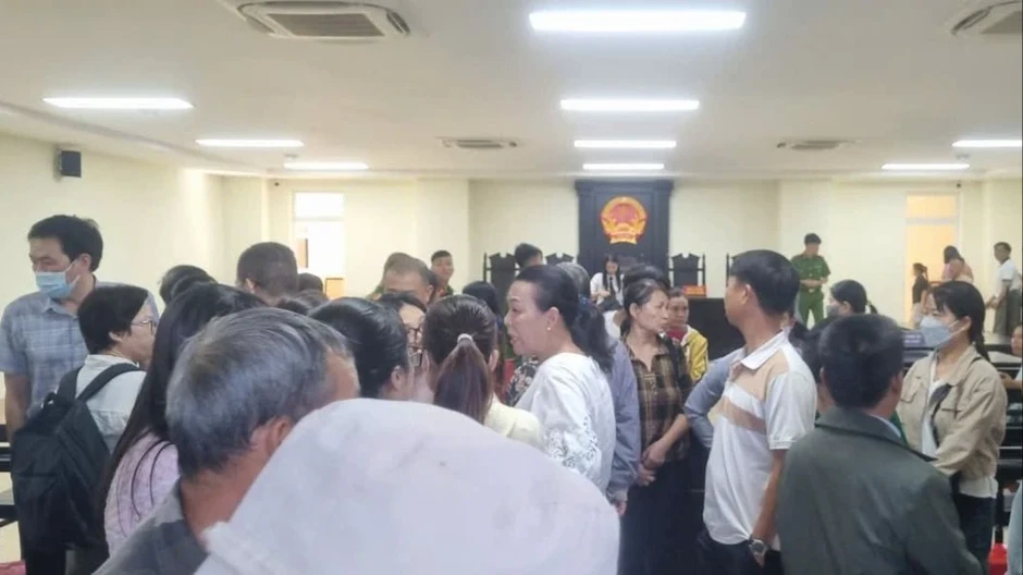 Nhiều bị hại vượt hàng chục cây số đến toà nhưng phiên xử cựu giám đốc Bệnh viện vùng Tây Nguyên bị hoãn Nhiều bị hại vượt hàng chục cây số đến toà nhưng phiên xử cựu giám đốc Bệnh viện vùng Tây Nguyên bị hoãn