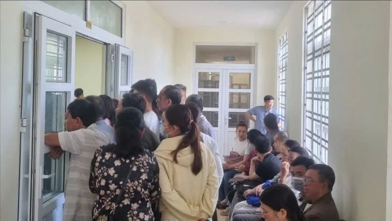 Nhiều bị hại vượt hàng chục cây số đến toà nhưng phiên xử cựu giám đốc Bệnh viện vùng Tây Nguyên bị hoãn Nhiều bị hại vượt hàng chục cây số đến toà nhưng phiên xử cựu giám đốc Bệnh viện vùng Tây Nguyên bị hoãn