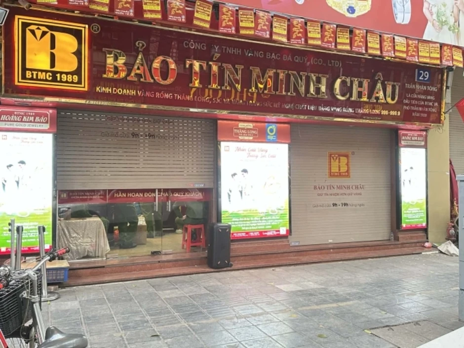 Nhiều công an xuất hiện tại các cửa hàng vàng Bảo Tín Minh Châu Nhiều công an xuất hiện tại các cửa hàng vàng Bảo Tín Minh Châu