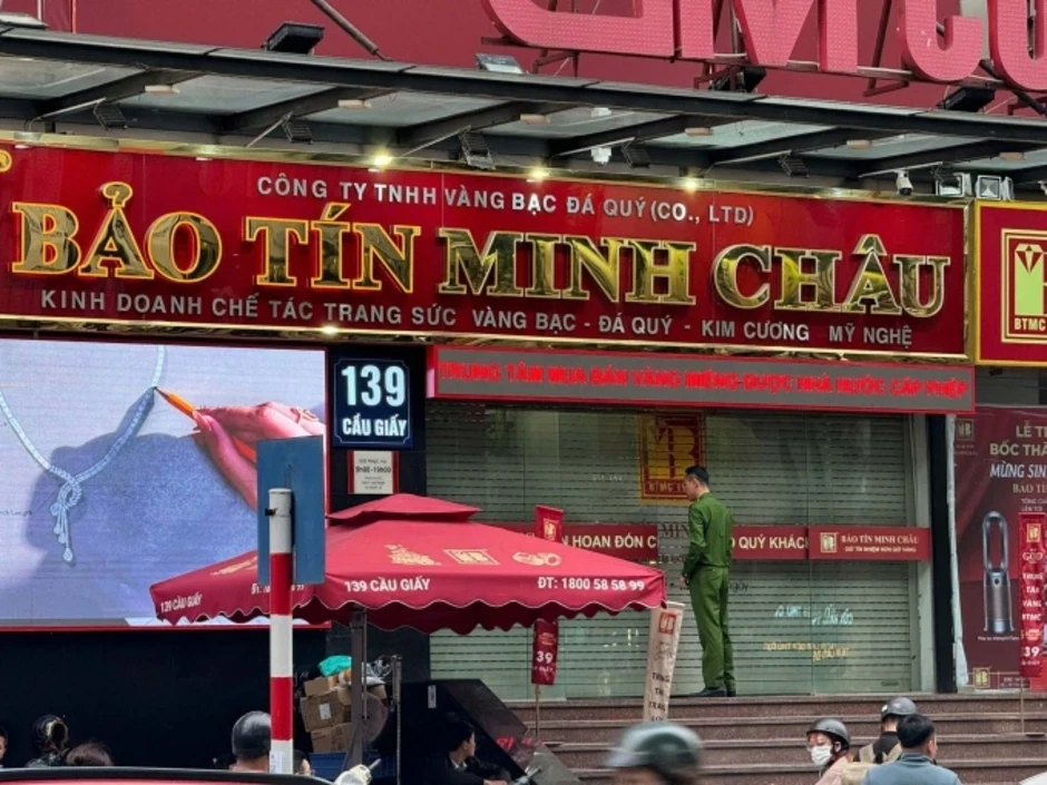 Nhiều công an xuất hiện tại các cửa hàng vàng Bảo Tín Minh Châu Nhiều công an xuất hiện tại các cửa hàng vàng Bảo Tín Minh Châu