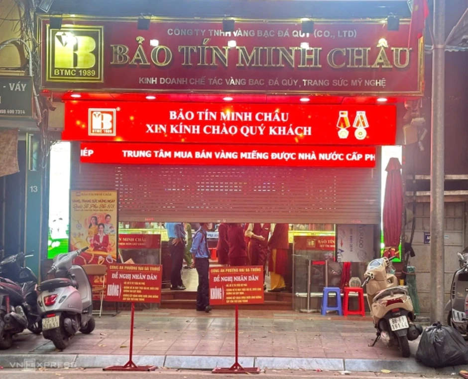 Nhiều công an xuất hiện tại các cửa hàng vàng Bảo Tín Minh Châu Nhiều công an xuất hiện tại các cửa hàng vàng Bảo Tín Minh Châu