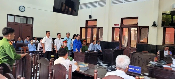 Nhiều cựu lãnh đạo ban thi đua - khen thưởng ở Đồng Tháp hầu tòa Nhiều cựu lãnh đạo ban thi đua - khen thưởng ở Đồng Tháp hầu tòa
