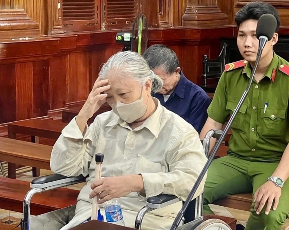 Nhiều người bị cáo buộc giúp bà Hứa Thị Phấn chiếm đoạt tiền ngân hàng Nhiều người bị cáo buộc giúp bà Hứa Thị Phấn chiếm đoạt tiền ngân hàng