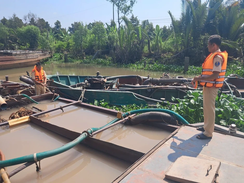 Nhiều người trên 7 tàu hút cát nhảy xuống sông bỏ trốn khi gặp công an Nhiều người trên 7 tàu hút cát nhảy xuống sông bỏ trốn khi gặp công an