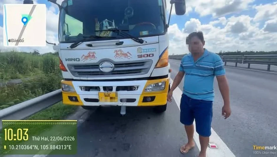Nhiều tài xế vi phạm dừng, đỗ xe trên cao tốc Trung Lương - Mỹ Thuận Nhiều tài xế vi phạm dừng, đỗ xe trên cao tốc Trung Lương - Mỹ Thuận