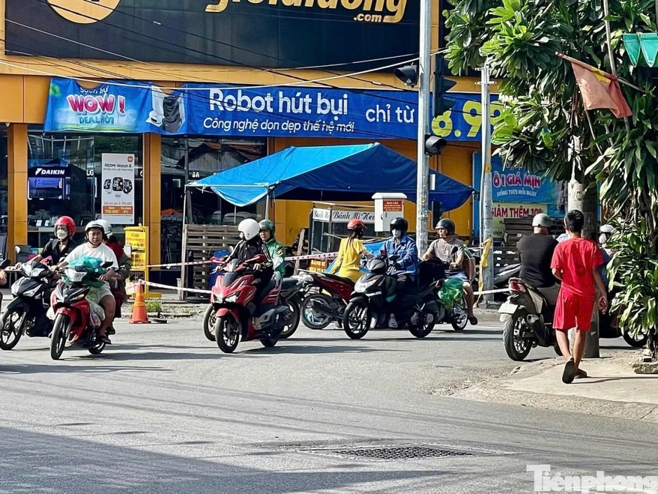 Nhiều vết máu kéo dài tại hiện trường vụ người đàn ông bị sát hại ở TP.HCM