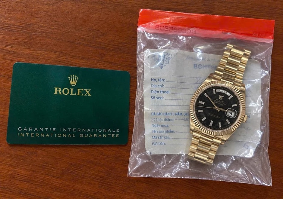 Nhìn gần chiếc đồng hồ Rolex trị giá hơn 1,7 tỷ đồng bị lấy cắp Nhìn gần chiếc đồng hồ Rolex trị giá hơn 1,7 tỷ đồng bị lấy cắp
