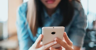 Nhờ bạn sạc hộ điện thoại rồi bị chiếm đoạt tiền
