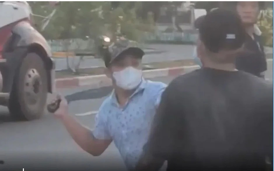Nhóm công nhân mang mã tấu hỗn chiến trước cổng công ty Nhóm công nhân mang mã tấu hỗn chiến trước cổng công ty