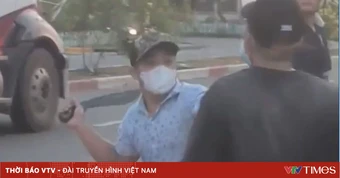 Nhóm công nhân mang mã tấu hỗn chiến trước cổng công ty
