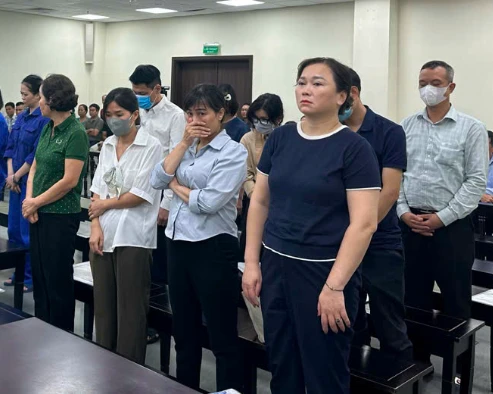 Nhóm cựu cán bộ Sở Y tế Hà Nội hầu tòa vì nhận hối lộ để cấp phép cho 686 phòng khám, tiệm thuốc Nhóm cựu cán bộ Sở Y tế Hà Nội hầu tòa vì nhận hối lộ để cấp phép cho 686 phòng khám, tiệm thuốc
