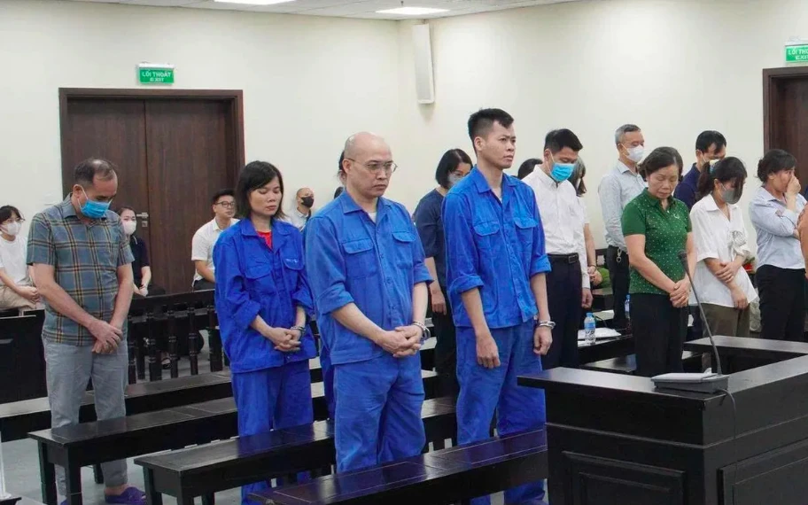 Nhóm cựu cán bộ Sở Y tế Hà Nội khai gì về các khoản tiền nhận của 686 cơ sở y, dược? Nhóm cựu cán bộ Sở Y tế Hà Nội khai gì về các khoản tiền nhận của 686 cơ sở y, dược?