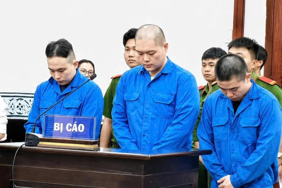 Nhóm du khách cất ma túy ở "vùng kín" qua cửa an ninh sân bay Tân Sơn Nhất Nhóm du khách cất ma túy ở "vùng kín" qua cửa an ninh sân bay Tân Sơn Nhất