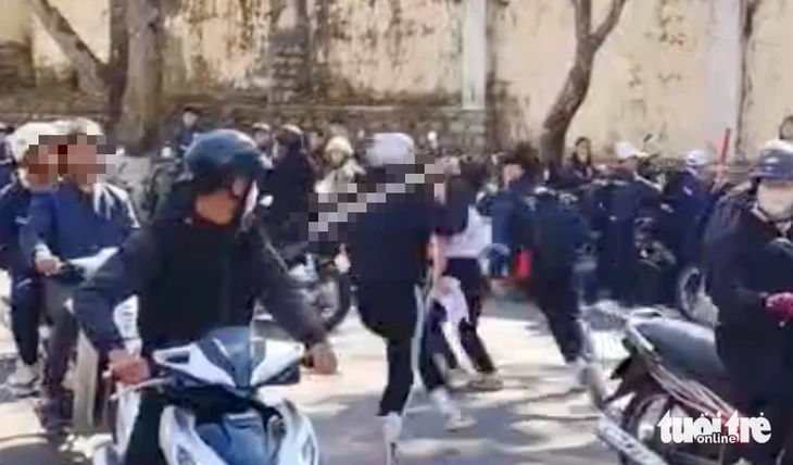 Nhóm học sinh mang mã tấu rượt chém bạn học trước cổng trường Nhóm học sinh mang mã tấu rượt chém bạn học trước cổng trường