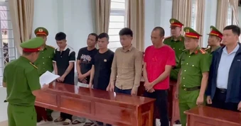 Nhóm khách và nhân viên quán cà phê hỗn chiến, nhiều người thương tích