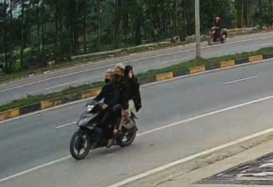 Nhóm nam nữ đập gãy biển số rồi dàn cảnh "trả lại biển" để cướp xe Nhóm nam nữ đập gãy biển số rồi dàn cảnh "trả lại biển" để cướp xe