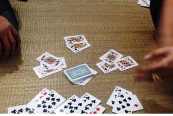 Nhóm người bị bắt khi chơi bài ăn tiền trong căn nhà 2 tầng