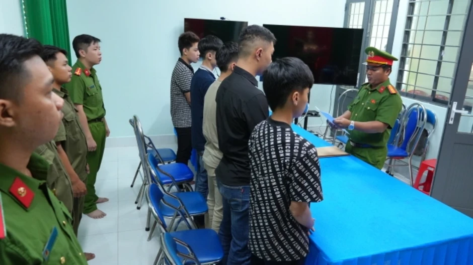 Nhóm người đập phá ôtô 'vì hiểu nhầm' bị bắt Nhóm người đập phá ôtô 'vì hiểu nhầm' bị bắt
