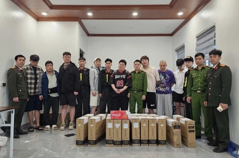 Nhóm người Hàn Quốc sang Việt Nam lập 'tổng đài' gọi điện thoại lừa đảo Nhóm người Hàn Quốc sang Việt Nam lập 'tổng đài' gọi điện thoại lừa đảo