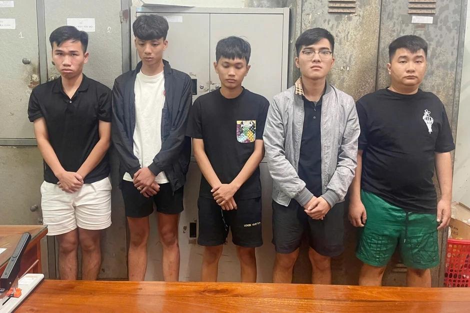 Nhóm người mở loa kéo công suất lớn để đòi nợ tại làng chài Nhóm người mở loa kéo công suất lớn để đòi nợ tại làng chài